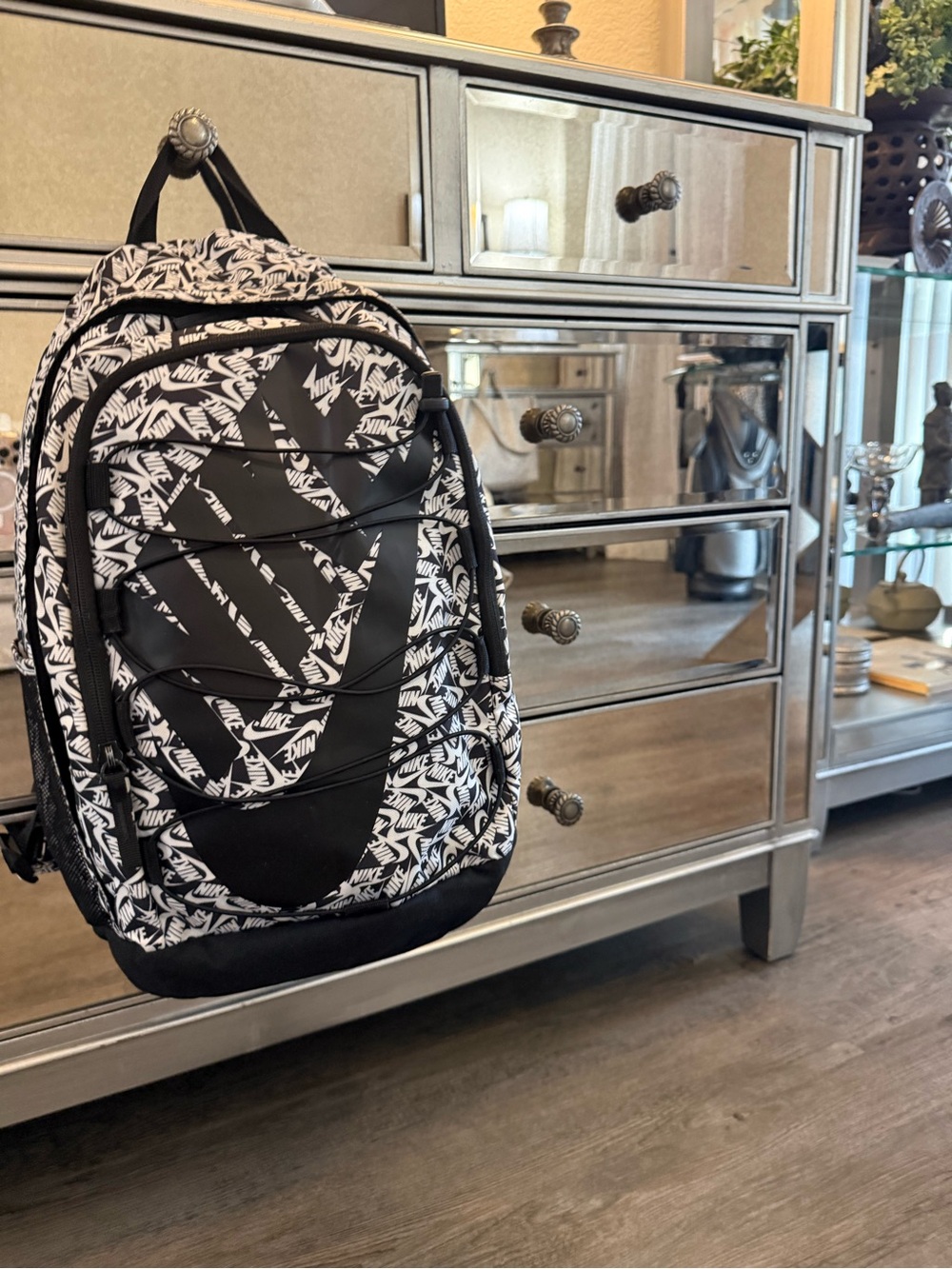 NIKE BACKPACK NEW BLK & WHT Logo-Sportswear Hayward -